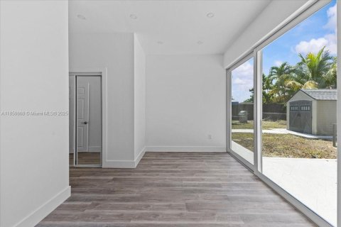 House in Hialeah, Florida 8 bedrooms, 217.11 sq.m. № 1889432 - photo 30