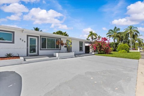 House in Hialeah, Florida 8 bedrooms, 217.11 sq.m. № 1889432 - photo 3