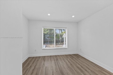House in Hialeah, Florida 8 bedrooms, 217.11 sq.m. № 1889432 - photo 17