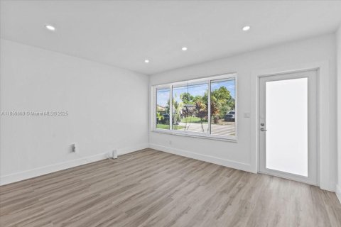 House in Hialeah, Florida 8 bedrooms, 217.11 sq.m. № 1889432 - photo 10