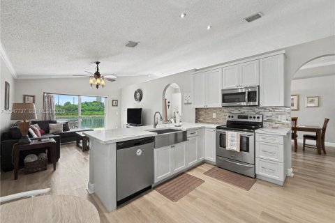 House in Miramar, Florida 3 bedrooms, 168.62 sq.m. № 2244395 - photo 8