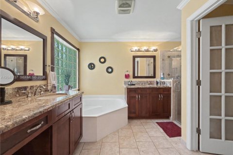 House in Miramar, Florida 3 bedrooms, 168.62 sq.m. № 2244395 - photo 15