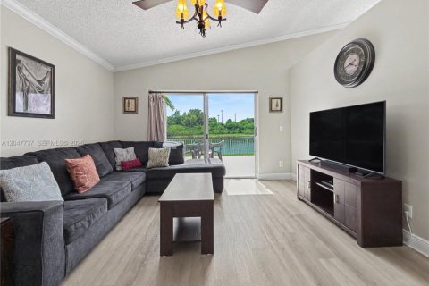 House in Miramar, Florida 3 bedrooms, 168.62 sq.m. № 2244395 - photo 10