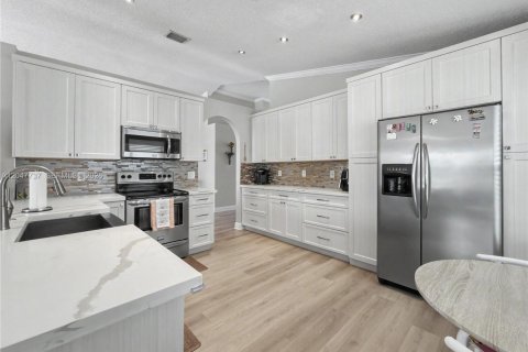 House in Miramar, Florida 3 bedrooms, 168.62 sq.m. № 2244395 - photo 7