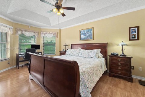 House in Miramar, Florida 3 bedrooms, 168.62 sq.m. № 2244395 - photo 11