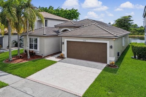 House in Miramar, Florida 3 bedrooms, 168.62 sq.m. № 2244395 - photo 2