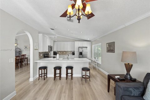 House in Miramar, Florida 3 bedrooms, 168.62 sq.m. № 2244395 - photo 9