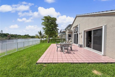 House in Miramar, Florida 3 bedrooms, 168.62 sq.m. № 2244395 - photo 23