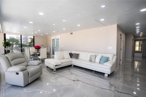 Condo in Sunny Isles Beach, Florida, 3 bedrooms  № 2168595 - photo 2