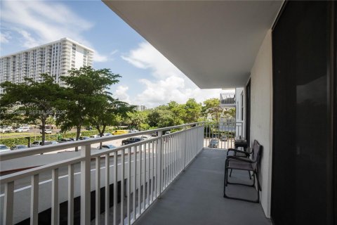 Condo in Sunny Isles Beach, Florida, 3 bedrooms  № 2168595 - photo 22