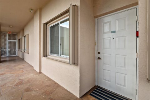 Copropriété à vendre à Tamarac, Floride: 2 chambres, 112.88 m2 № 2000073 - photo 2