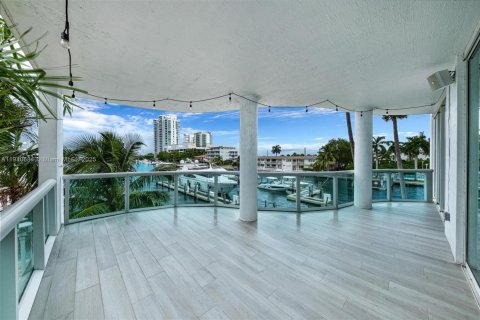Adosado en venta en North Bay Village, Florida, 3 dormitorios, 124.12 m2 № 2082230 - foto 2