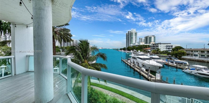 Adosado en North Bay Village, Florida 3 dormitorios, 124.12 m2 № 2082230