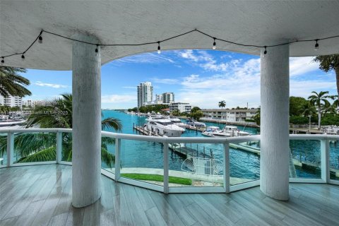 Adosado en venta en North Bay Village, Florida, 3 dormitorios, 124.12 m2 № 2082230 - foto 9