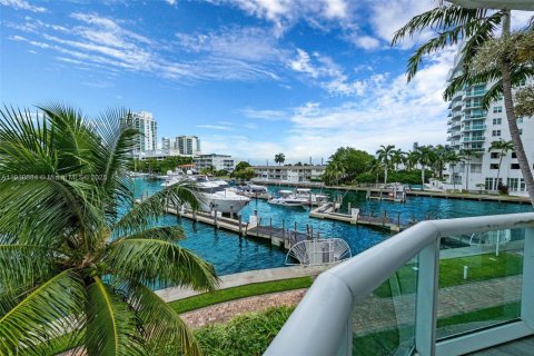 Adosado en venta en North Bay Village, Florida, 3 dormitorios, 124.12 m2 № 2082230 - foto 4