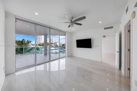 Adosado en venta en North Bay Village, Florida, 3 dormitorios, 124.12 m2 № 2082230 - foto 19