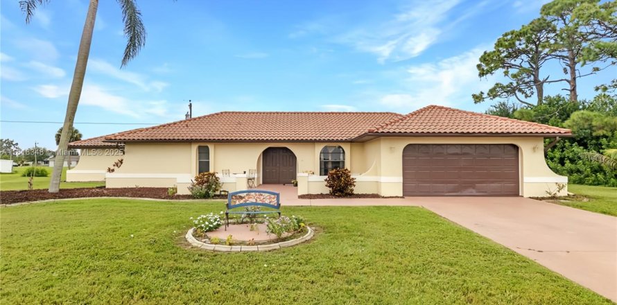 Villa ou maison à Lehigh Acres, Floride 8 chambres, 293.39 m2 № 1779416