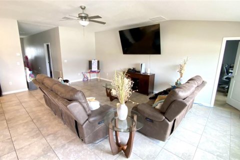 House in Zephyrhills, Florida 4 bedrooms, 178.19 sq.m. № 1724605 - photo 6