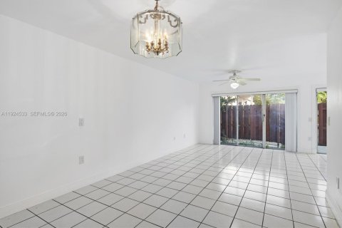 Touwnhouse à vendre à Miami, Floride: 3 chambres, 151.43 m2 № 2001276 - photo 21