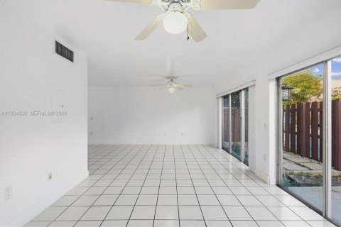 Touwnhouse à vendre à Miami, Floride: 3 chambres, 151.43 m2 № 2001276 - photo 16