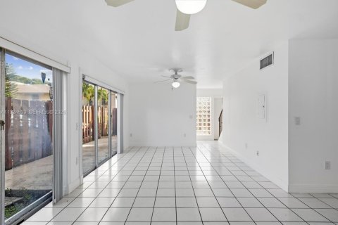 Touwnhouse à vendre à Miami, Floride: 3 chambres, 151.43 m2 № 2001276 - photo 22