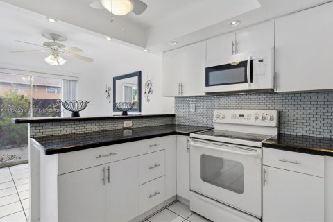 Touwnhouse à vendre à Miami, Floride: 3 chambres, 151.43 m2 № 2001276 - photo 28