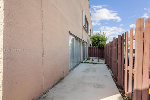 Touwnhouse à vendre à Miami, Floride: 3 chambres, 151.43 m2 № 2001276 - photo 7