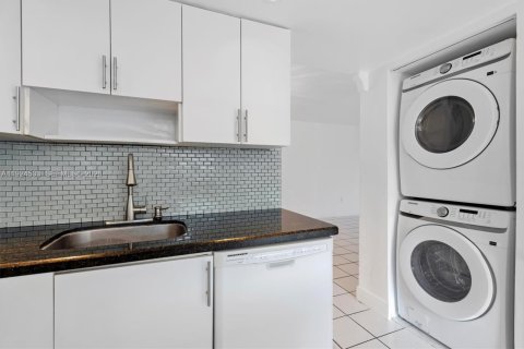 Touwnhouse à vendre à Miami, Floride: 3 chambres, 151.43 m2 № 2001276 - photo 29