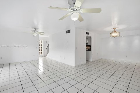 Touwnhouse à vendre à Miami, Floride: 3 chambres, 151.43 m2 № 2001276 - photo 13