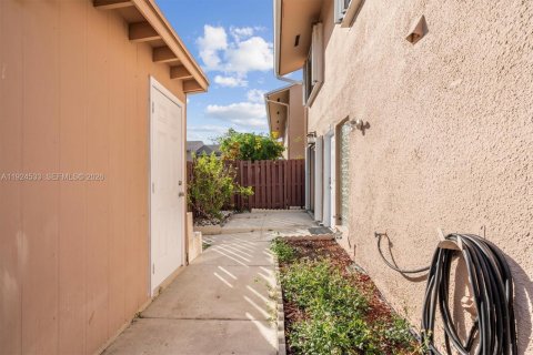 Touwnhouse à vendre à Miami, Floride: 3 chambres, 151.43 m2 № 2001276 - photo 8