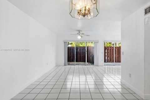 Touwnhouse à vendre à Miami, Floride: 3 chambres, 151.43 m2 № 2001276 - photo 23