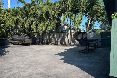 Propiedad comercial en venta en Miami, Florida № 2153461 - foto 2