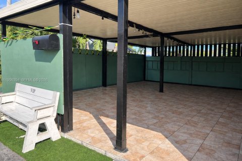 Propiedad comercial en venta en Miami, Florida № 2153461 - foto 3