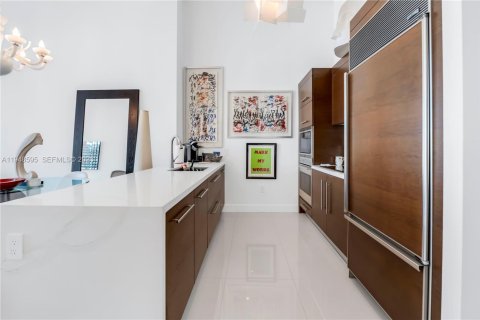 Condo in Miami, Florida, 1 bedroom № 2152987 - photo 2