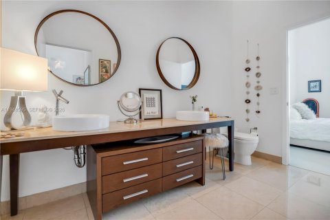 Condo in Miami, Florida, 1 bedroom № 2152987 - photo 13