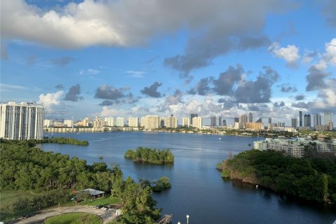 Condo in North Miami Beach, Florida, 2 bedrooms  № 2086379 - photo 17