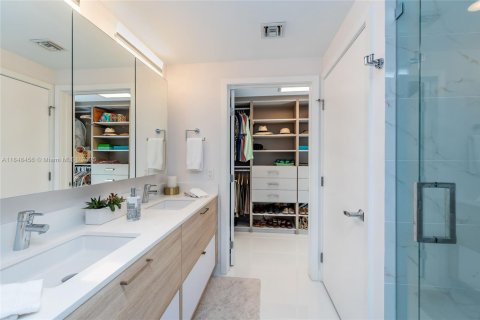 Condo in North Miami Beach, Florida, 2 bedrooms  № 2086379 - photo 21