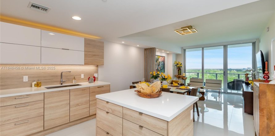 Condo in North Miami Beach, Florida, 2 bedrooms  № 2086379