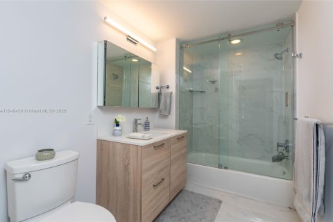 Condo in North Miami Beach, Florida, 2 bedrooms  № 2086379 - photo 26