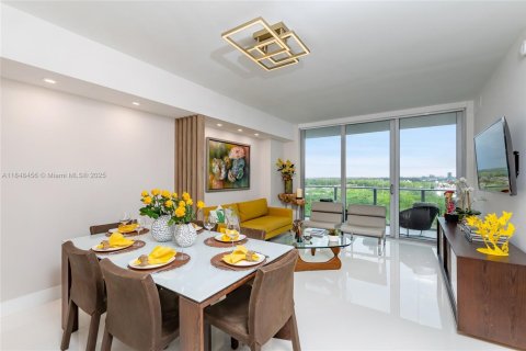 Condo in North Miami Beach, Florida, 2 bedrooms  № 2086379 - photo 10
