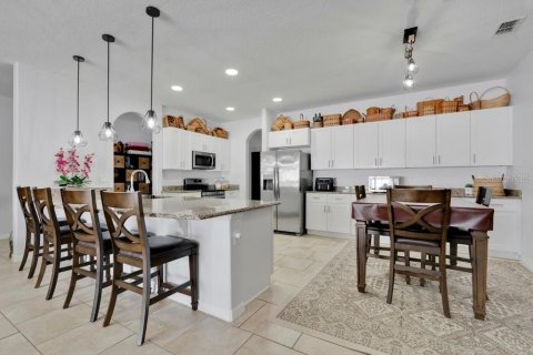 House in Apopka, Florida 4 bedrooms, 278.71 sq.m. № 2199098 - photo 3