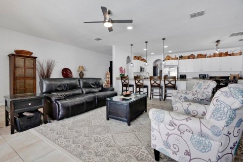 House in Apopka, Florida 4 bedrooms, 278.71 sq.m. № 2199098 - photo 10