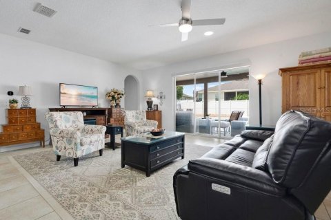 House in Apopka, Florida 4 bedrooms, 278.71 sq.m. № 2199098 - photo 9