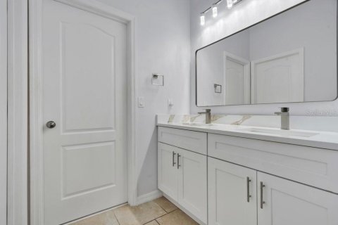 House in Apopka, Florida 4 bedrooms, 278.71 sq.m. № 2199098 - photo 22