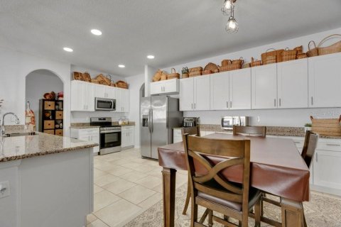 House in Apopka, Florida 4 bedrooms, 278.71 sq.m. № 2199098 - photo 7