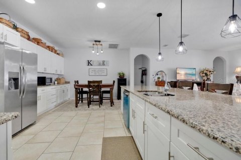 House in Apopka, Florida 4 bedrooms, 278.71 sq.m. № 2199098 - photo 6
