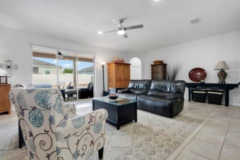House in Apopka, Florida 4 bedrooms, 278.71 sq.m. № 2199098 - photo 11