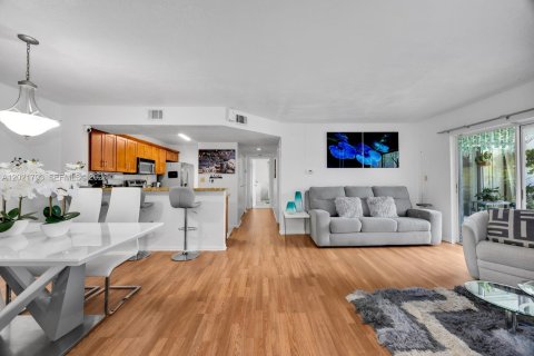 Condo in Cutler Bay, Florida, 2 bedrooms  № 2086012 - photo 3