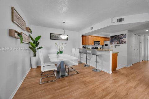 Condo in Cutler Bay, Florida, 2 bedrooms  № 2086012 - photo 9