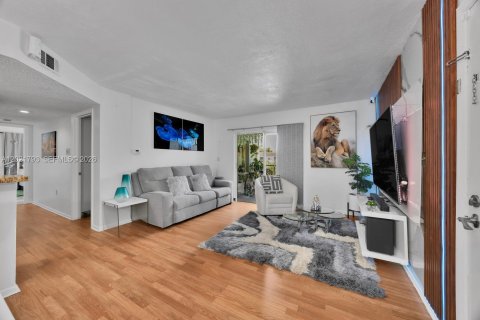 Condo in Cutler Bay, Florida, 2 bedrooms  № 2086012 - photo 4